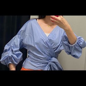 New York and CO women stretch wrap around waist shirt. can easily fit up to L